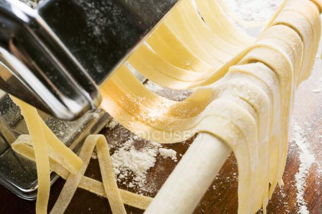 Pâtes à ruban dans le fabricant de pâtes — Photo de stock