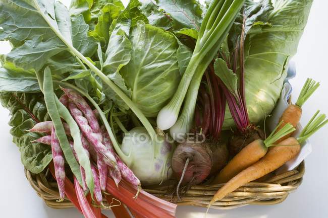 Verdure fresche nel cestino — Foto stock