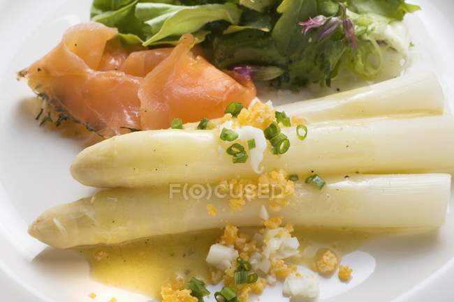 White asparagus with smoked salmon — Stock Photo