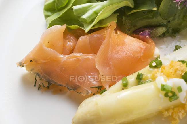 White asparagus with smoked salmon — Stock Photo