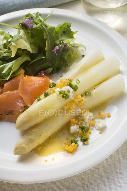 Espargos brancos com salmão fumado — Fotografia de Stock