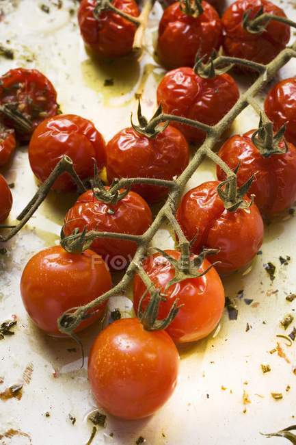 Tomates cerises rôties à la surface blanche — Photo de stock