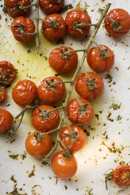 Tomates cereja assados na superfície branca — Fotografia de Stock