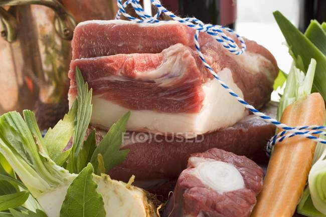 Stücke rohes frisches Rindfleisch — Stockfoto