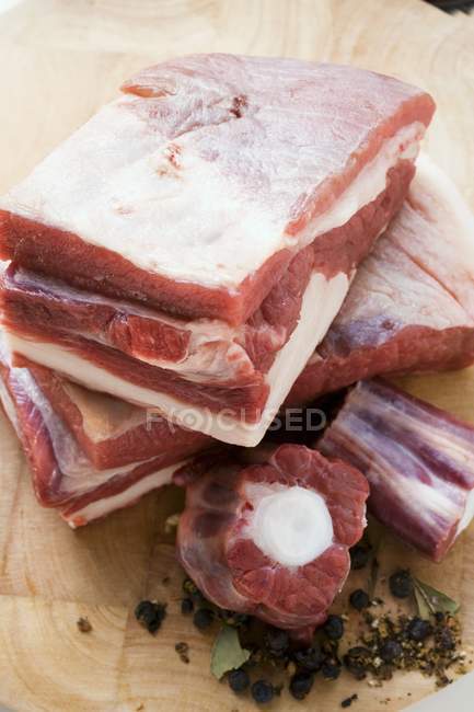 Шматочки сирої свіжої яловичини — стокове фото