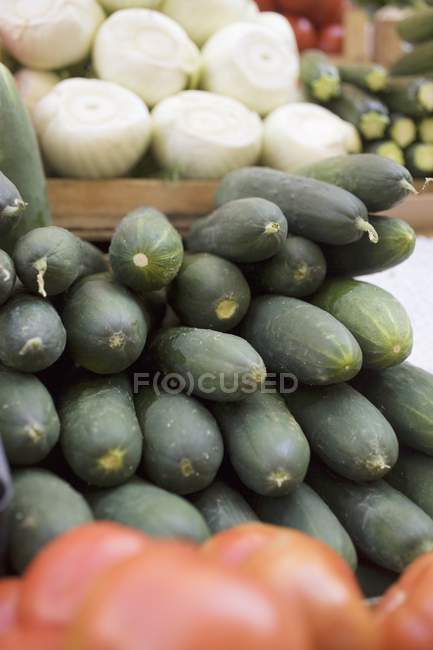 Купи Ccucumbers у купи — стокове фото