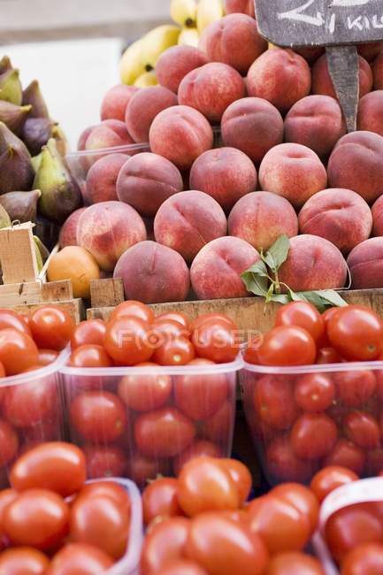 Pomodori freschi e pesche — Foto stock
