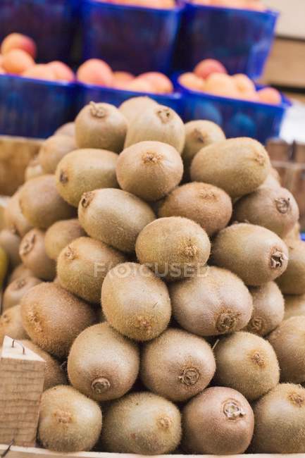 Frutos kiwi en caja - foto de stock