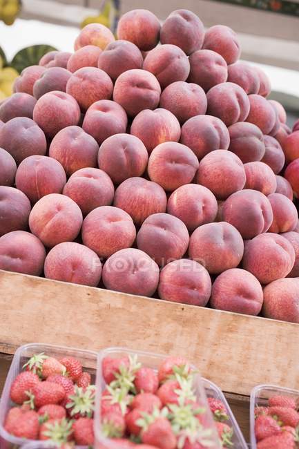 Pesche fresche e fragole — Foto stock