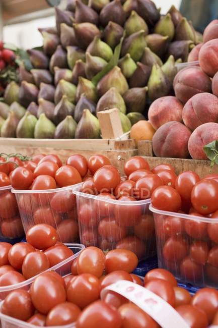 Frische Tomaten mit Feigen und Pfirsichen — Stockfoto