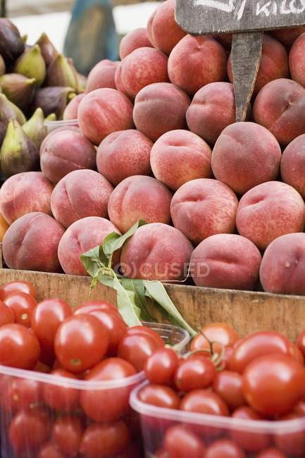 Pomodori freschi e pesche — Foto stock