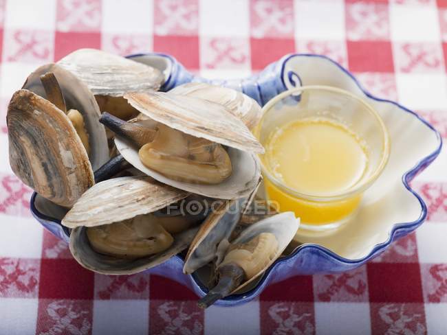 Крупный план открытых на пару моллюсков с масляным соусом — стоковое фото