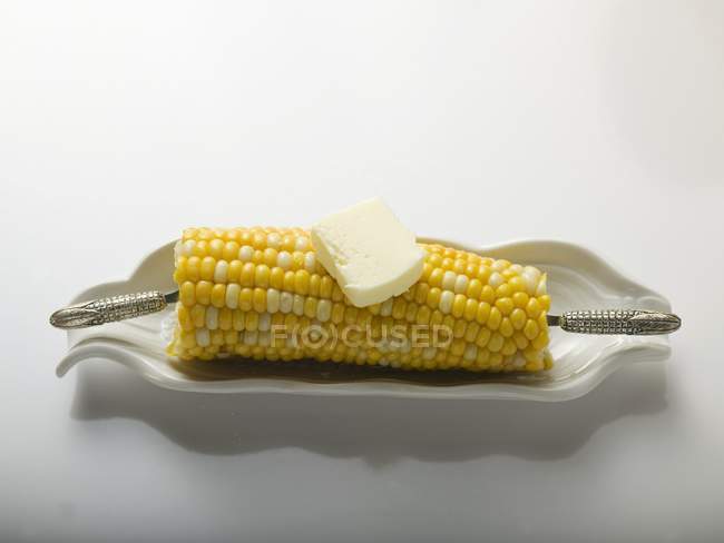 Mazorca de maíz con perilla de mantequilla - foto de stock