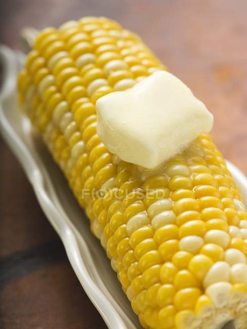 Mais auf Kolben mit Butterknöpfen — Stockfoto