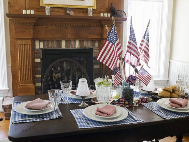 Закладений таблиці з тіста, напоями та американськими прапорами — стокове фото