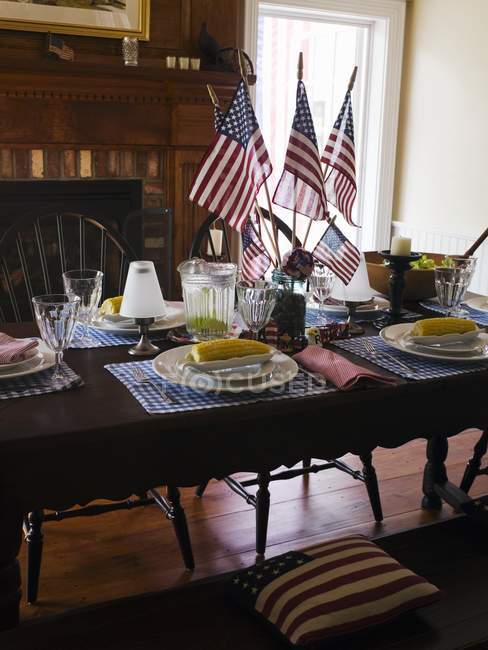 Mesa con pastelería, bebidas y banderas americanas - foto de stock