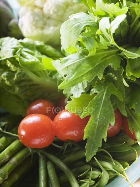 Legumes frescos em prato plástico — Fotografia de Stock