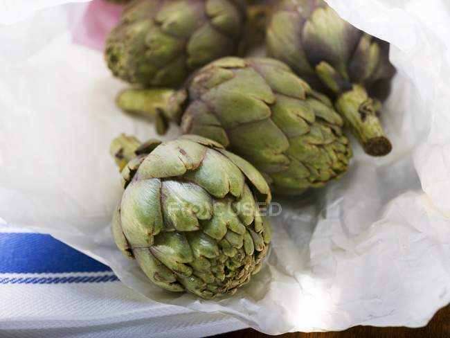 Alcachofas verdes frescas - foto de stock