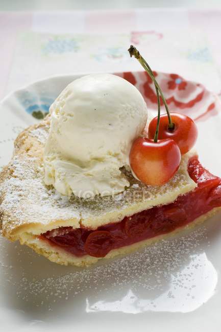 Pedaço de torta de cereja — Fotografia de Stock