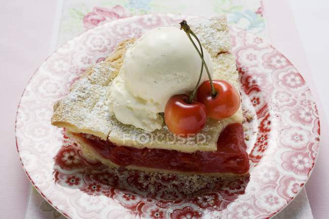 Pièce de tarte aux cerises — Photo de stock