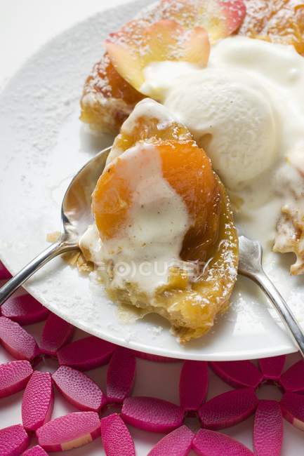 Apricot tart with ice cream — Stock Photo