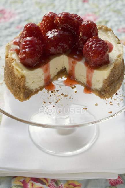 Raspberry cheesecake on cake stand — Stock Photo