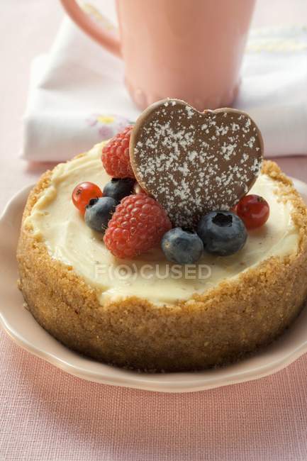 Cheesecake with fresh berries — Stock Photo