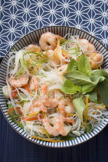 Salada de macarrão com camarões e legumes — Fotografia de Stock