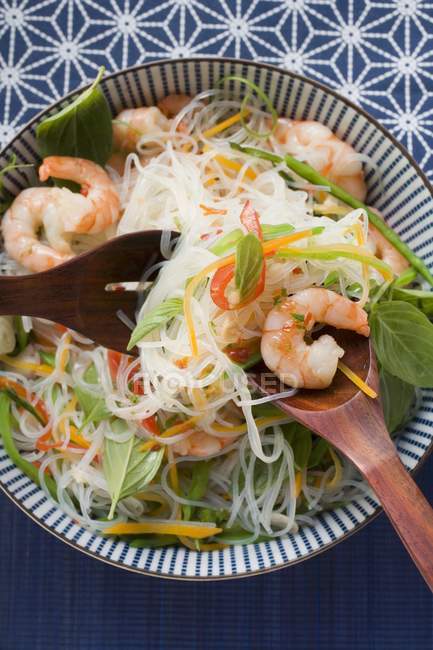 Salade de nouilles aux crevettes et légumes — Photo de stock