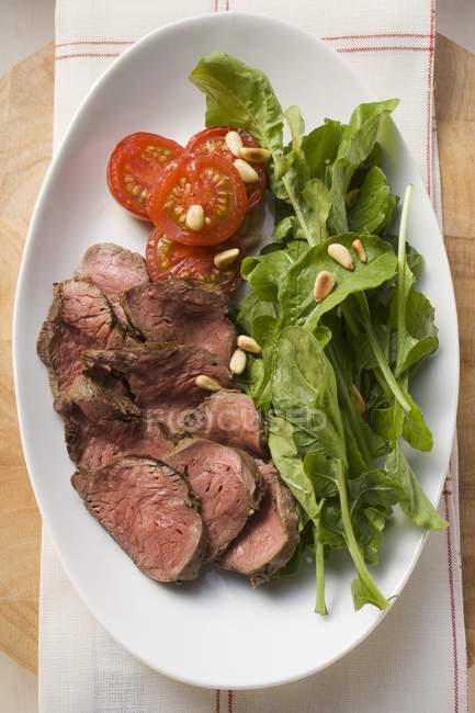 Carne assada com espinafre e tomate — Fotografia de Stock