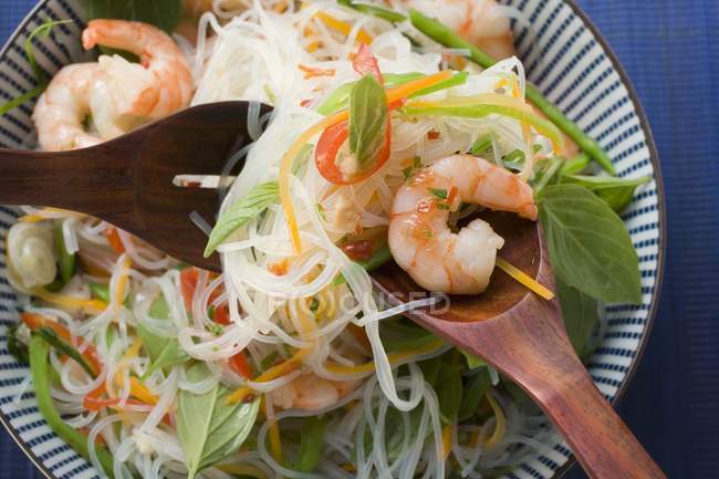 Salada de macarrão com camarões e legumes — Fotografia de Stock
