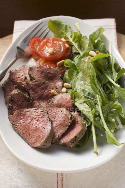 Roasted Beef with spinach and tomatoes — Stock Photo