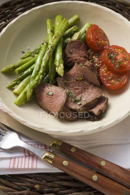 Sliced Beef with green asparagus — Stock Photo