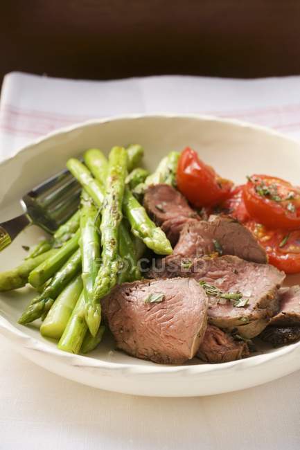 Sliced Beef with green asparagus — Stock Photo