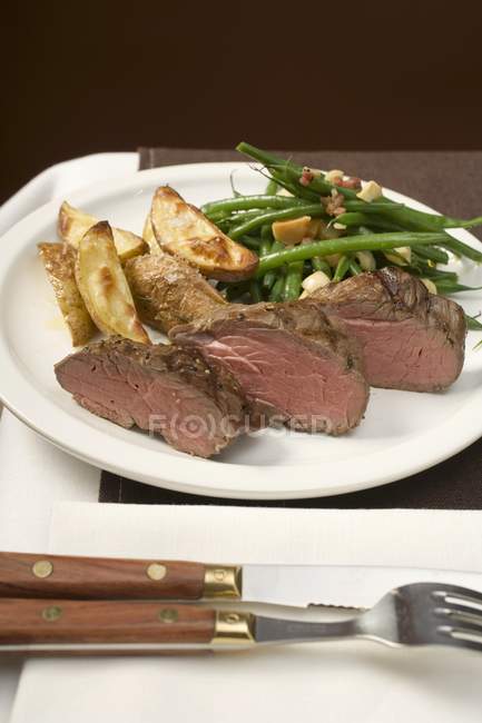 Steak de boeuf avec quartiers de pommes de terre — Photo de stock