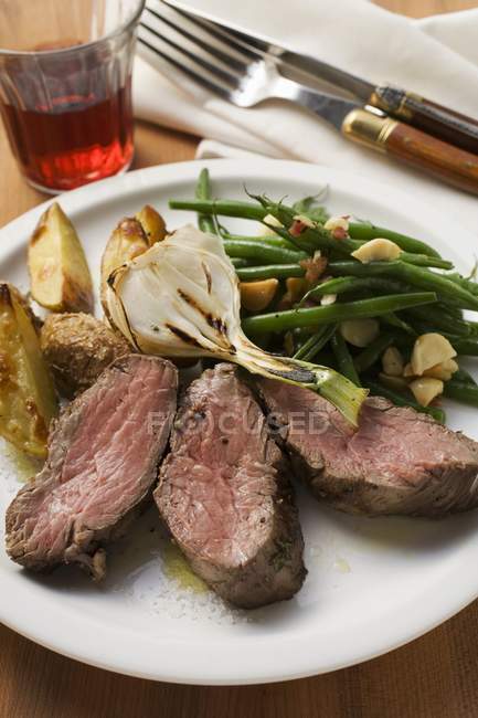Bife de carne com cunhas de batata — Fotografia de Stock