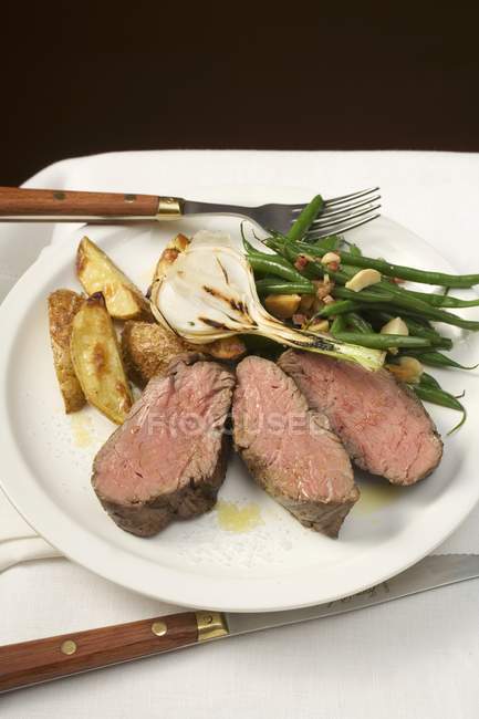 Bife de carne com cunhas de batata — Fotografia de Stock