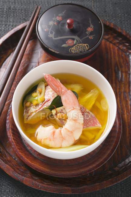 Рыбный суп с красной кефалью — стоковое фото