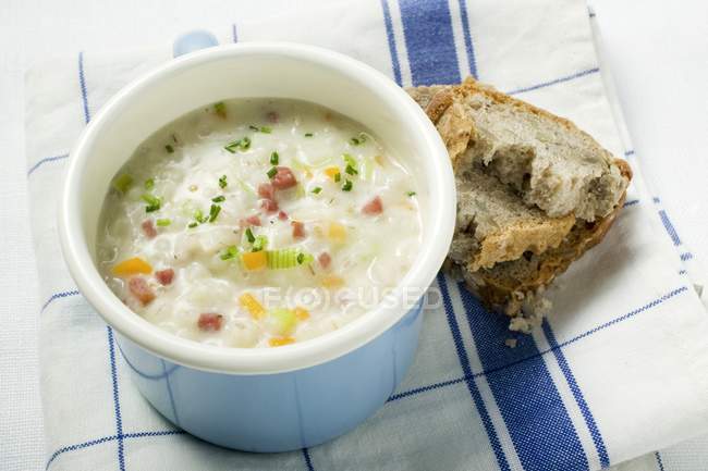 Sopa de cebada con tocino y pan - foto de stock