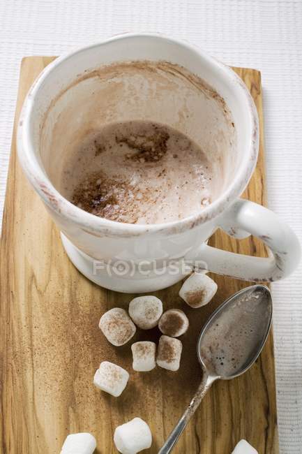 Copa de cacao en el escritorio - foto de stock