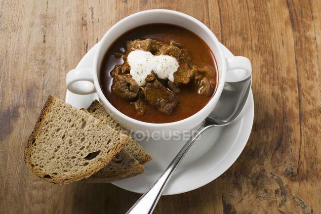Sopa de goulash com creme azedo — Fotografia de Stock