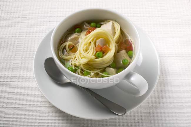 Soupe de nouilles au poulet et légumes — Photo de stock