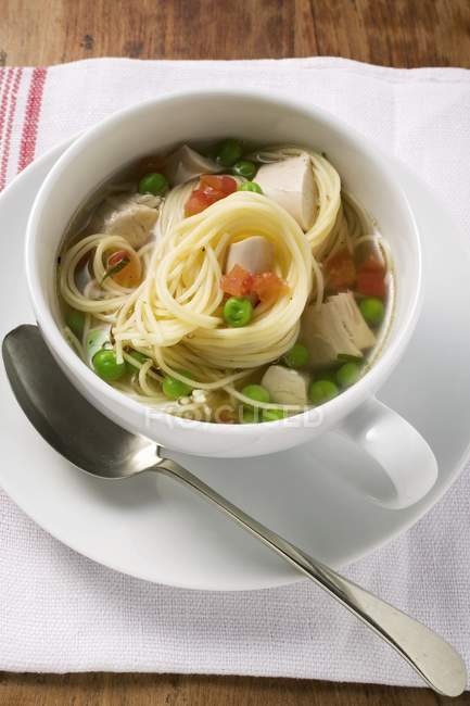 Суп з локшиною з куркою та овочами — стокове фото