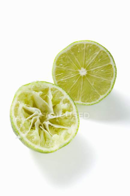 Duas metades de limão espremidas — Fotografia de Stock