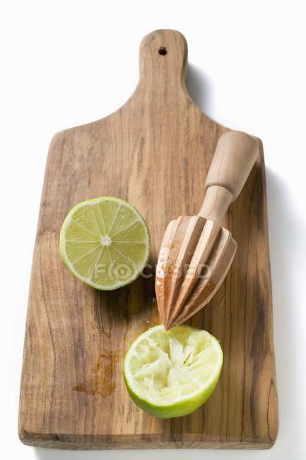 Deux moitiés de citron vert pressées — Photo de stock