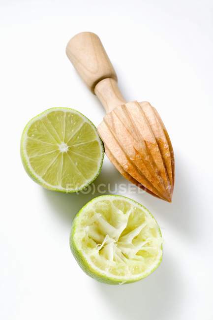 Deux moitiés de citron vert pressées — Photo de stock