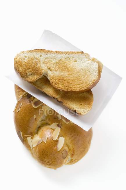 Partiellement tranché avec des tranches grillées sur le pain — Photo de stock