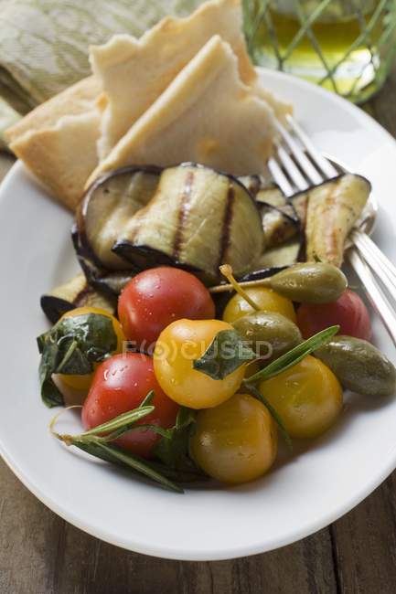 Жареные баклажаны с помидорами черри — стоковое фото