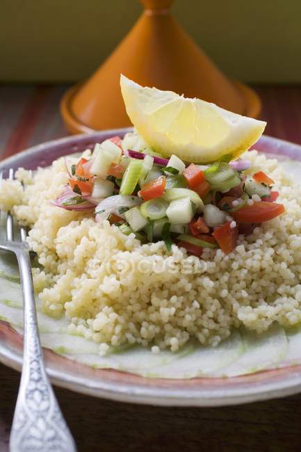 Couscous con fette di cetriolo — Foto stock
