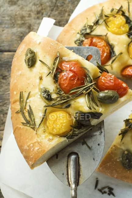 Scheibe Pizza mit Kirschtomaten — Stockfoto